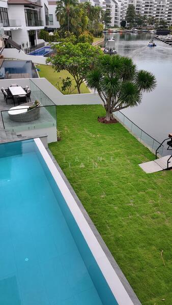 Swimming pool / Level 2 berth view