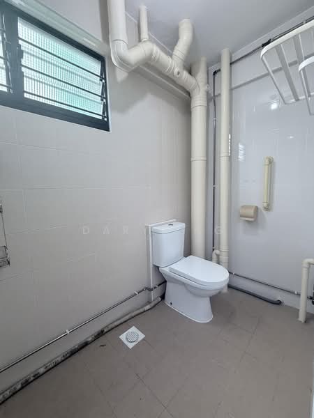 240 Yishun Ring Road, 240 Yishun Ring Road, 3 Bedrooms, 1,302 sqft, HDB Flat For Sale, by Daryl Ng, 500005204 - Bathroom - PropertyGuru.com.sg