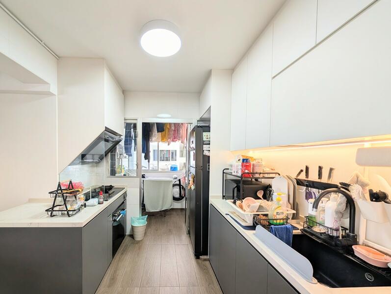 Kitchen & Service Yard