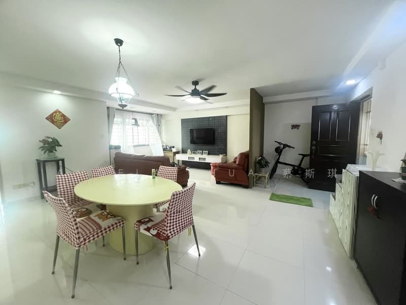 688A Choa Chu Kang Drive HDB Flat For Sale at S$ 638,000 | PropertyGuru Singapore - Living Room
