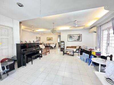For Sale - New Exclusive Listing, Wide Frontage > 12m, SE Face, Garden Space, Amenities