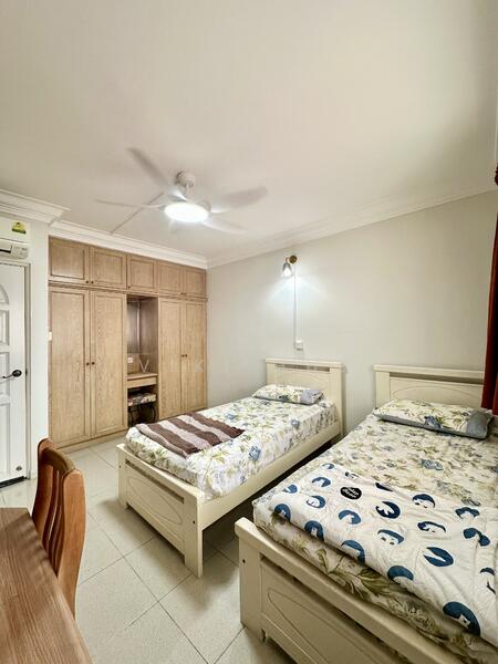 Common Bedroom use Common Bathroom