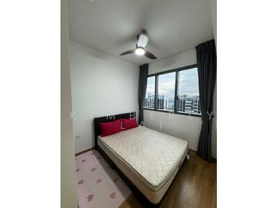For Sale - For rental/coliving/couples, 1+study can become 2BR. Good 4.4% rental yield for under $1M.