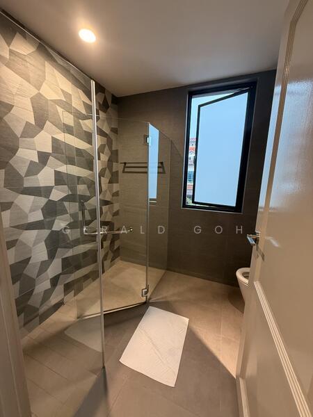 Level 2 - Common bathroom