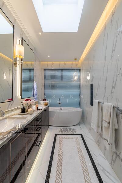 1 Km to CHIJ School,Freehold,Designer Landed home near MRT, Jalan Kuras, 7 Bedrooms, 5,000 sqft, Terraced House For Sale, by Kesang Labattu, 500006623 - Master Bathroom with Tub & Shower Cabin - PropertyGuru.com.sg