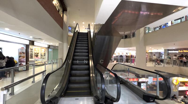 Lucky Plaza, 304 Orchard Road, 226 sqft, Mall Shop For Sale, by Alvin Chua, 500006644 - Escalator - CommercialGuru.com.sg