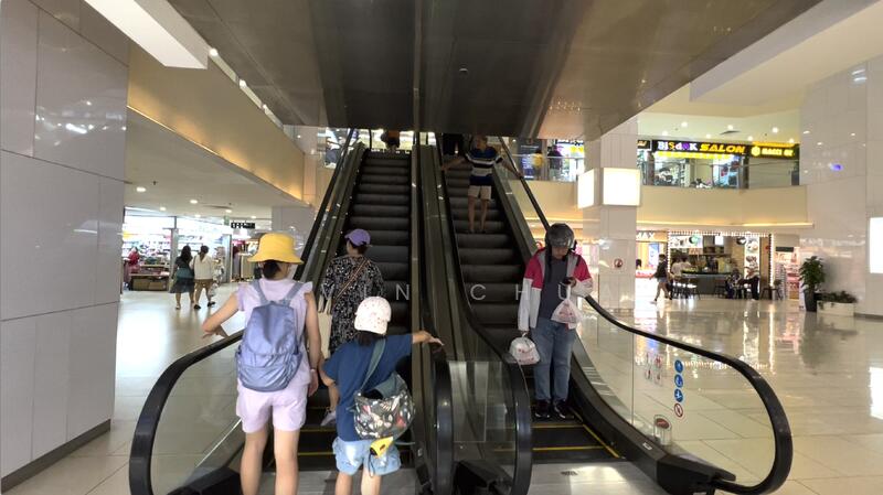 Lucky Plaza, 304 Orchard Road, 226 sqft, Mall Shop For Sale, by Alvin Chua, 500006644 - Escalator - CommercialGuru.com.sg