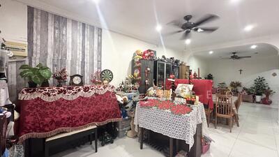 For Sale - Single-Level Terrace in Original Condition - Ideal for Rebuild!