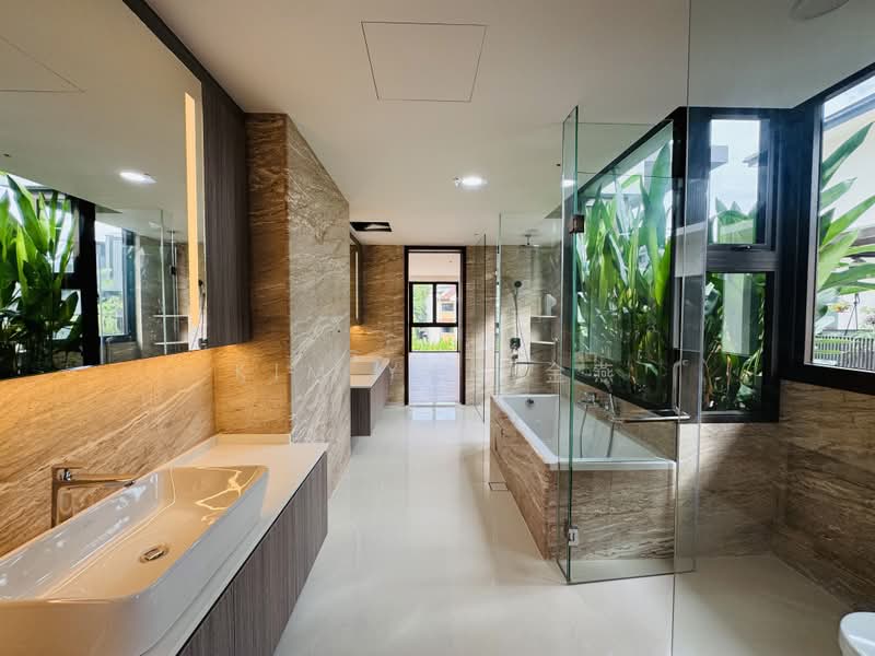 Brand New with Pool, 5 levels with Lift, 7 Big bedrooms ensuite, huge living & dining hall, Walk to Stevens MRT, call 8130 3636 to view, 7 Bedrooms, 9,500 sqft, Semi-Detached House For Sale, by Kim Yan 金燕, 500006856 - Bathroom - PropertyGuru.com.sg