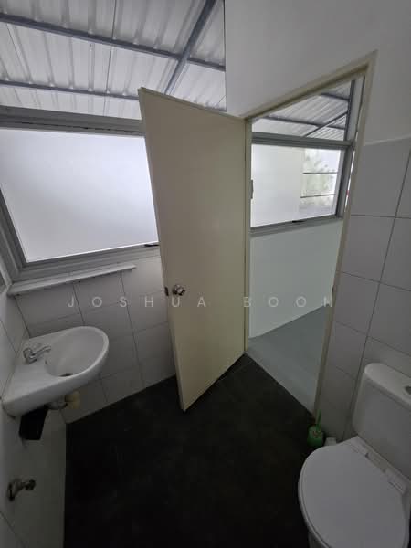 Harvest @ Woodlands, 280 Woodlands Industrial Park E5, 1,658 sqft, Factory / Workshop (B2) For Rent, by Joshua Boon, 500007088 - Bathroom - CommercialGuru.com.sg