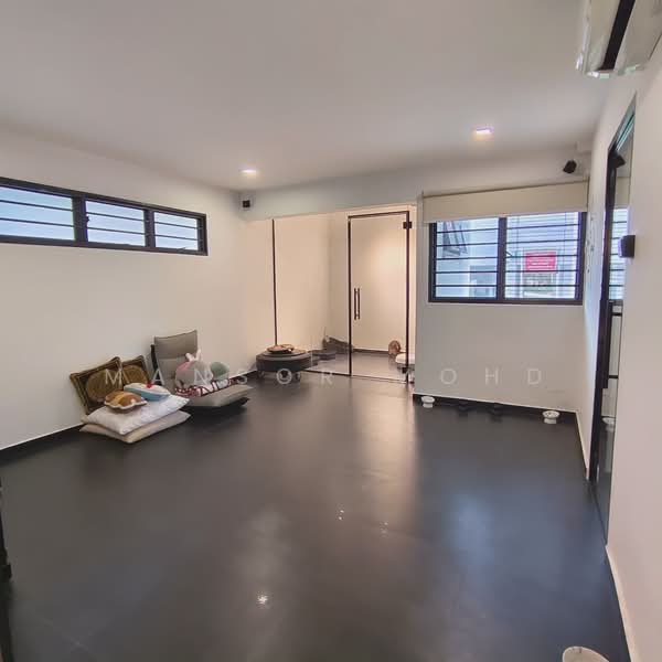 346 Woodlands Street 32, 346 Woodlands Street 32, 3 Bedrooms, 1,593 sqft, HDB Flat For Sale, by Mansor Mohd, 500007137 - Living Room - PropertyGuru.com.sg