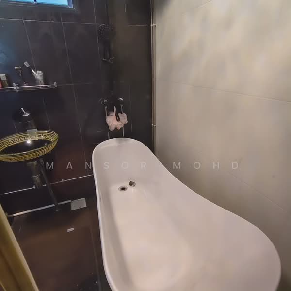 346 Woodlands Street 32, 346 Woodlands Street 32, 3 Bedrooms, 1,593 sqft, HDB Flat For Sale, by Mansor Mohd, 500007137 - Bathroom - PropertyGuru.com.sg