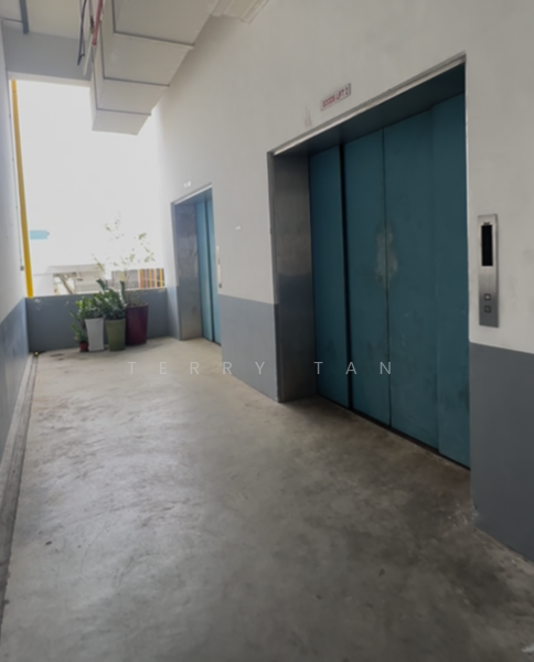Heng Loong Building, 61 Bukit Batok Crescent, Dairy Farm / Bukit Panjang / Choa Chu Kang, 1,150 sqft, Light Industrial (B1) For Rent, by Terry Tan, 500007159 - Corridor - CommercialGuru.com.sg