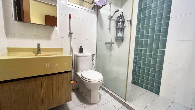 416A Fernvale Link HDB Flat For Sale at S$ 800,000 | PropertyGuru Singapore - Master Bathroom