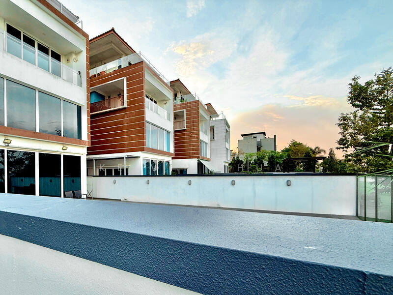 ⭐️CHEAP⭐️ 4-storey Seaside Bungalow/Detached Sembawang Park Bungalow House For Sale at S$ 6,300,000 | PropertyGuru Singapore - Exterior