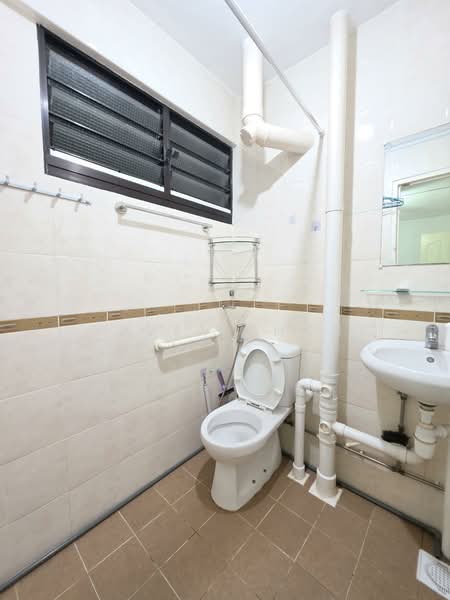 231 Bukit Batok East Avenue 5 HDB Flat For Sale at S$ 420,000 | PropertyGuru Singapore - Bathroom