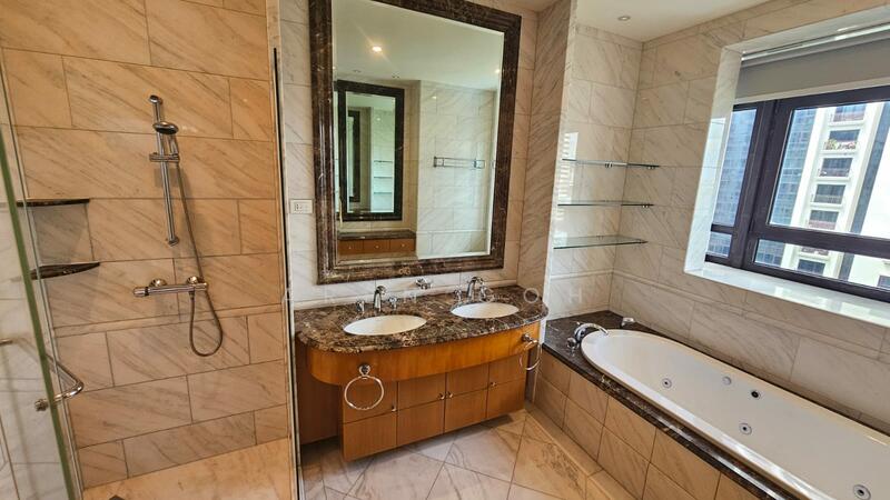 Master Bedroom's Bathroom