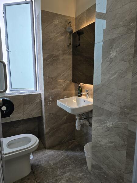 Ingolstadt Centre, 60D Kallang Pudding Road, 3,466 sqft, Light Industrial (B1) For Rent, by Clifton Ching, 500008919 - Bathroom - CommercialGuru.com.sg