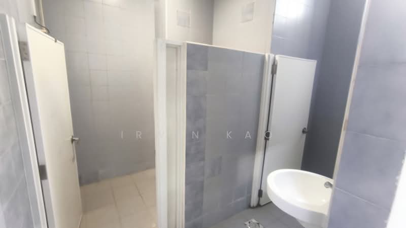 Prime Industrial Building, 39B Jalan Pemimpin, 3,000 sqft, Light Industrial (B1) For Rent, by Irwin Kao, 500009857 - Bathroom - CommercialGuru.com.sg