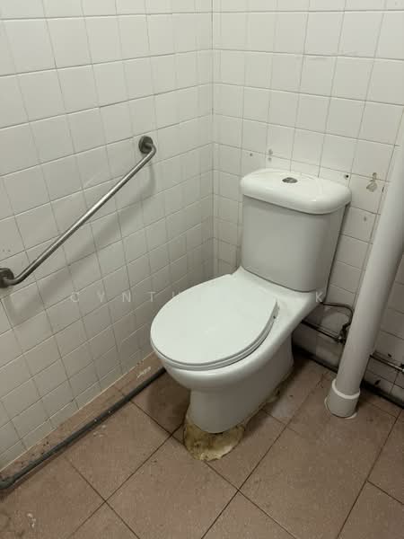 Clementi Shopping Centre, 354 Clementi Avenue 2, 730 sqft, Food & Beverage For Rent, by Cynthia Kok, 500010202 - Upstair living quater unit toilet - CommercialGuru.com.sg