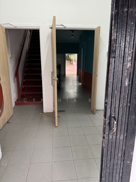 Clementi Shopping Centre, 354 Clementi Avenue 2, 730 sqft, Food & Beverage For Rent, by Cynthia Kok, 500010202 - Ground floor shop back door entrance - CommercialGuru.com.sg