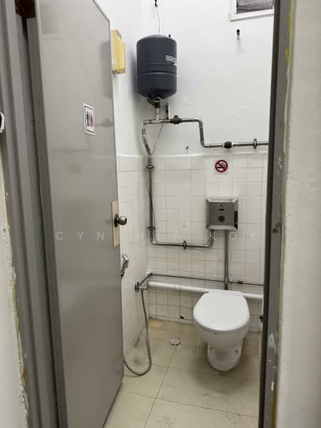 Clementi Shopping Centre, 354 Clementi Avenue 2, 730 sqft, Food & Beverage For Rent, by Cynthia Kok, 500010202 - Ground floor Shop toilet - CommercialGuru.com.sg