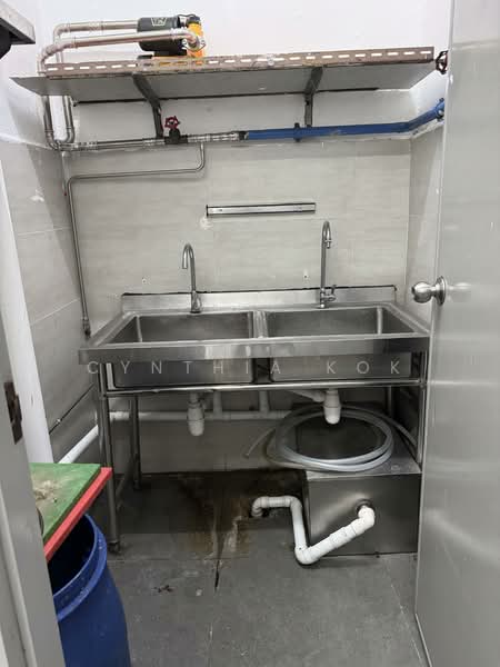 Clementi Shopping Centre, 354 Clementi Avenue 2, 730 sqft, Food & Beverage For Rent, by Cynthia Kok, 500010202 - Ground floor Shop washing area - CommercialGuru.com.sg