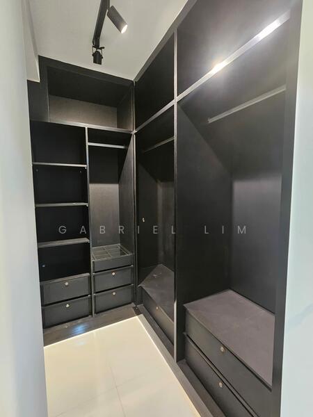 487B Choa Chu Kang Avenue 5, 487B Choa Chu Kang Avenue 5, 3 Bedrooms, 1,001 sqft, HDB Flat For Sale, by Gabriel Lim, 500010446 - Master bedroom walk in wardrobe - PropertyGuru.com.sg
