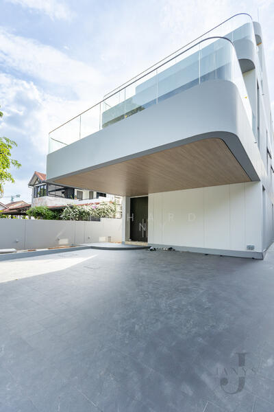 💎 Rare Freehold D10 Bungalow | 12,000 sqft | 5BR | 1km to Henry Park Primary Bungalow House For Sale at S$ 19,800,000 | PropertyGuru Singapore - Exterior