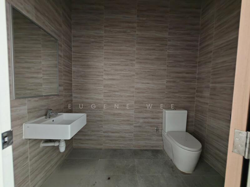 Interlocal Centre, 100G Pasir Panjang Road, 5,183 sqft, Light Industrial (B1) For Rent, by Eugene Wee, 500010797 - Bathroom - CommercialGuru.com.sg