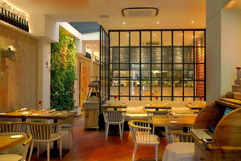 Fully-Fitted Modern Restaurant Ground Floor Space on Tras Street, Tras Street Tanjong Pagar Road Neil Road, 1,600 sqft, Food & Beverage For Rent, by Krystal Khor, 500011575 - Dining Room - CommercialGuru.com.sg