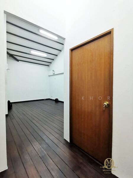 A Petite All-White Shophouse with High Pitched Ceiling, Tras Street Craig Road Tanjong Pagar Road, 723 sqft, Office For Rent, by Krystal Khor, 500011582 - Corridor - CommercialGuru.com.sg