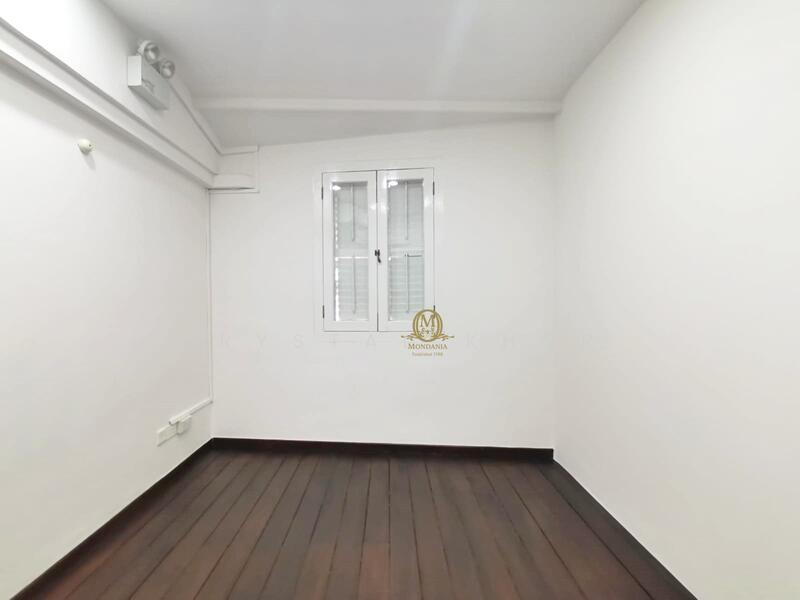 A Petite All-White Shophouse with High Pitched Ceiling, Tras Street Craig Road Tanjong Pagar Road, 723 sqft, Office For Rent, by Krystal Khor, 500011582 - Interior - CommercialGuru.com.sg
