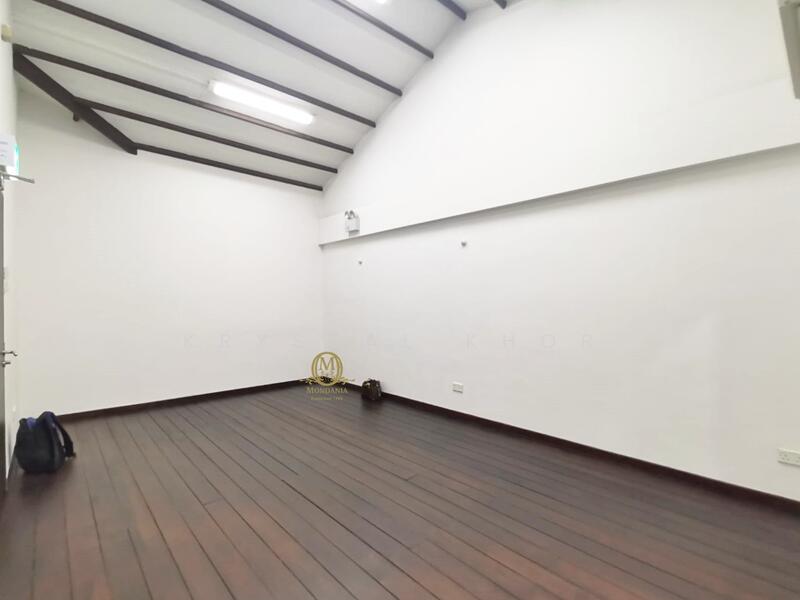 A Petite All-White Shophouse with High Pitched Ceiling, Tras Street Craig Road Tanjong Pagar Road, 722 sqft, Shop / Shophouse For Rent, by Krystal Khor, 500011587 - Interior - CommercialGuru.com.sg