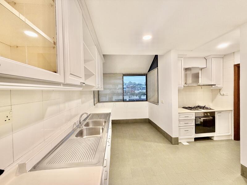 Spacious & Bright Kitchen