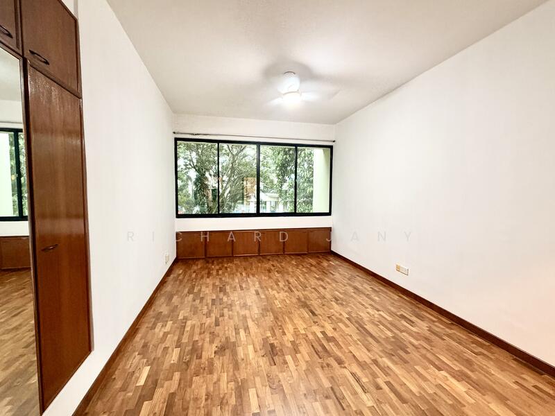 Big Master bedroom ovelooking greenery