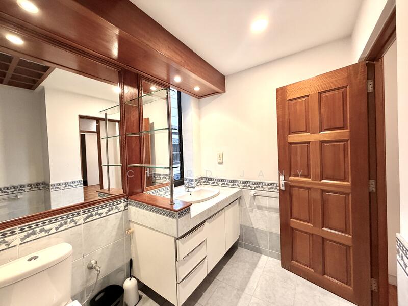 Common Upstairs Bathroom