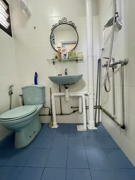 124 Bedok North Road, 124 Bedok North Road, 2 Bedrooms, 731 sqft, HDB Flat For Sale, by Ashcvin Mani, 500011793 - Bathroom - PropertyGuru.com.sg