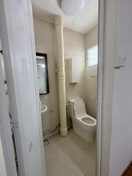 Master Bedroom’s Bathroom