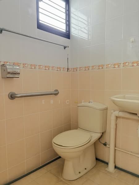 706 Yishun Avenue 5, 706 Yishun Avenue 5, 2 Bedrooms, 732 sqft, HDB Flat For Sale, by Eric Er, 500012817 - Master Bathroom - PropertyGuru.com.sg