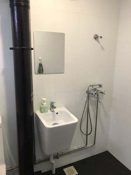 Serangoon North Avenue 4 HDB Flat For Sale at S$ 620,000 | PropertyGuru Singapore - Bathroom