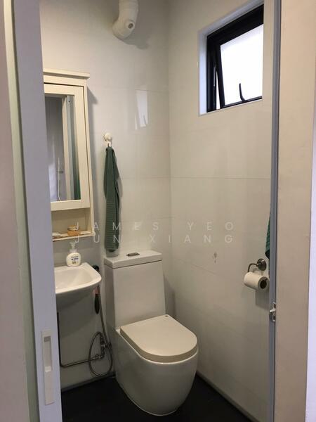 Serangoon North Avenue 4 HDB Flat For Sale at S$ 620,000 | PropertyGuru Singapore - Bathroom