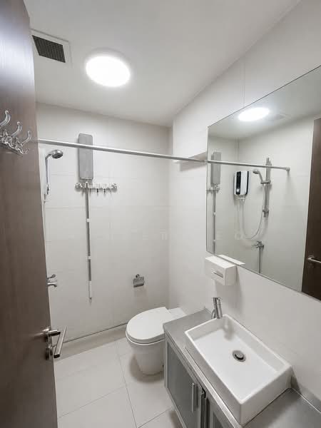 Smart Suites, 302 Sims Avenue, Eunos / Geylang / Paya Lebar, 2 Bedrooms, 893 sqft, Condominium For Sale, by Kiefer Teo, 500013076 - Bathroom - PropertyGuru.com.sg