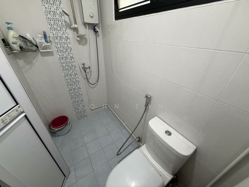 141 Bedok Reservoir Road, 141 Bedok Reservoir Road, 3 Bedrooms, 904 sqft, HDB Flat For Sale, by John Tan, 500013788 - Bathroom - PropertyGuru.com.sg