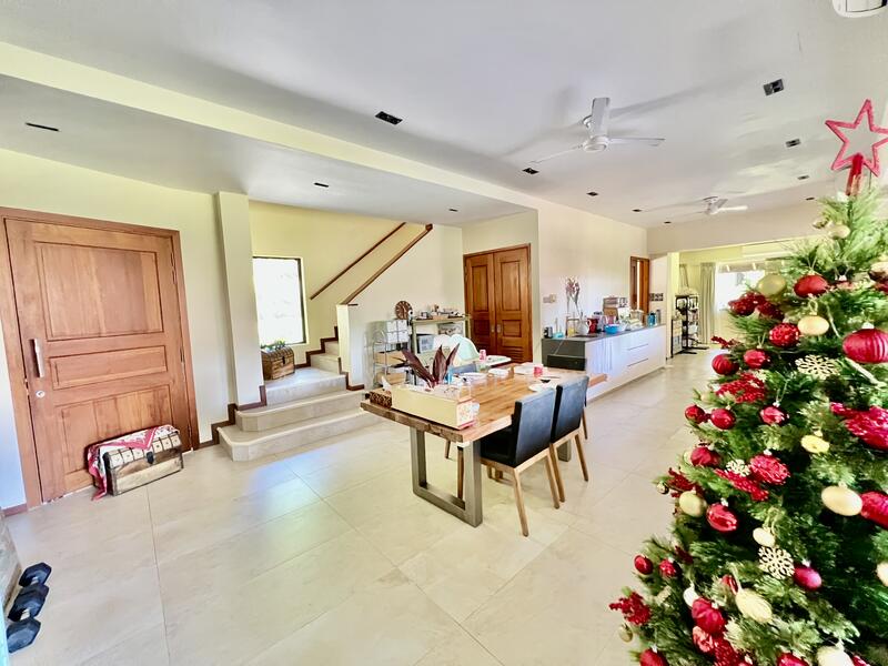 For Rent - Lovely and Cosy 2 Storey Good Class Bungalow in Dempsey Hill with Huge Expansive Garden, Roof Te