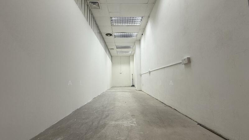 Lucky Plaza, 304 Orchard Road, 199 sqft, Mall Shop For Rent, by Alvin Chua, 500014364 - Corridor - CommercialGuru.com.sg