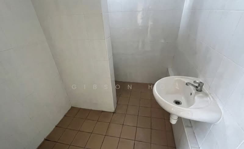 North bridge Road Shop Space, , 2,287 sqft, Shop / Shophouse For Rent, by Gibson Ho, 500014608 - Bathroom - CommercialGuru.com.sg