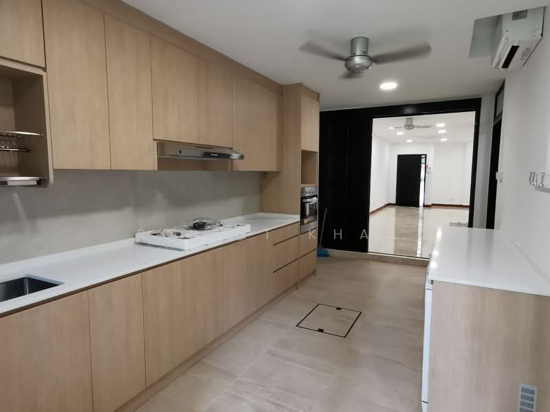 Landed Terrace near Redhill & Orchard Boulevard, Jervois Road, 5 Bedrooms, 2,371 sqft, Terraced House For Rent, by Robert Khan, 500014613 - Kitchen - PropertyGuru.com.sg