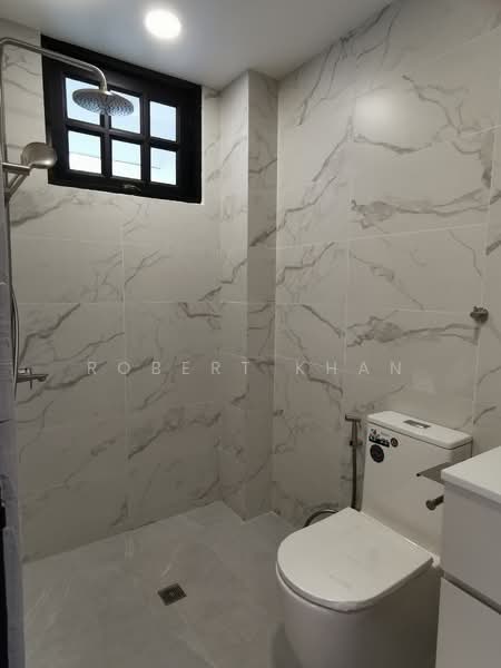 Landed Terrace near Redhill & Orchard Boulevard, Jervois Road, 5 Bedrooms, 2,371 sqft, Terraced House For Rent, by Robert Khan, 500014613 - Bathroom - PropertyGuru.com.sg