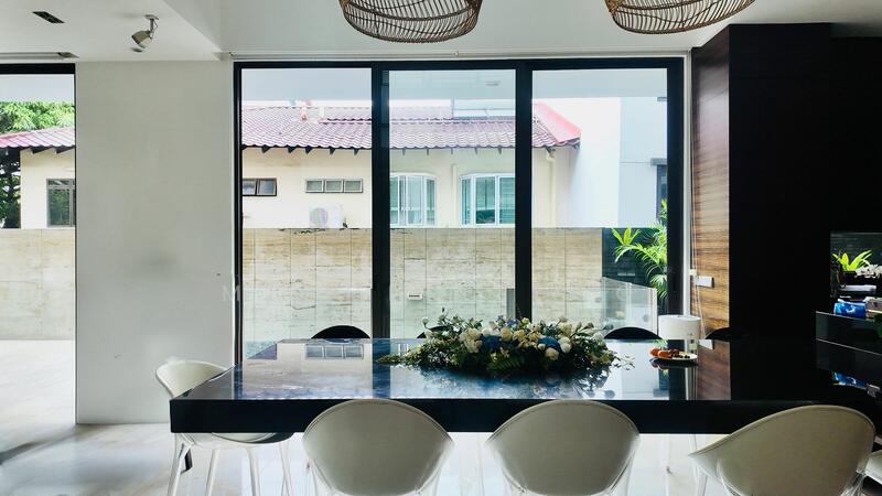 Resort-Style Poolside Dining